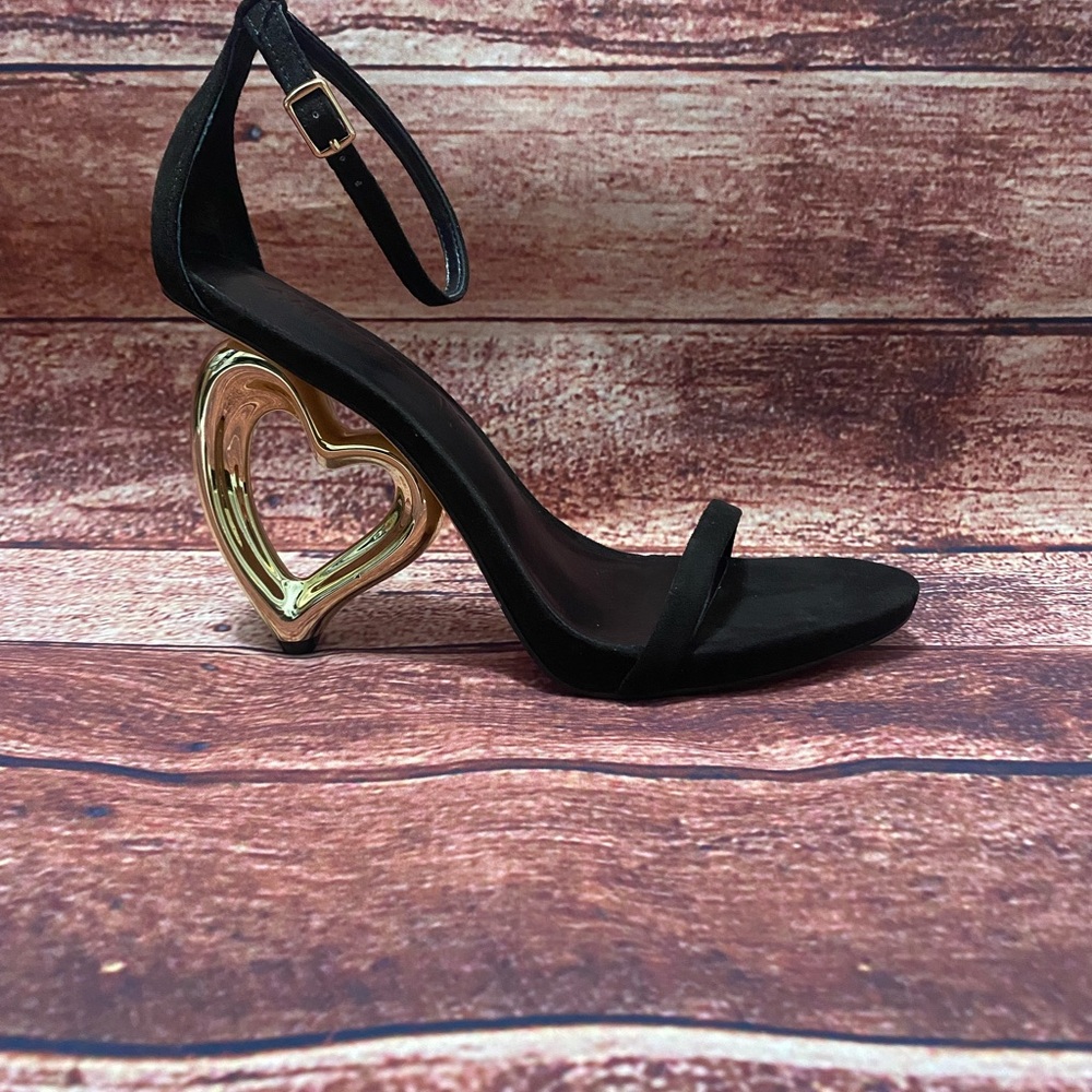 I.N.C International Concepts Elegant Black and Gold Heart Heels. 8.5. NIB